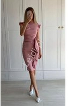 Pudrowo różowa sukienka ołówkowa o wyszczuplającym kroju, KM66