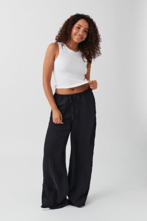 Gina Tricot - Crinkle texture trousers - Housut - Black - M - Female