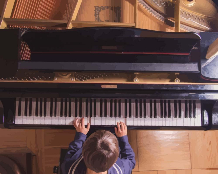 Malen nach Zahlen - Kind spielt Klavier, mit Rahmen