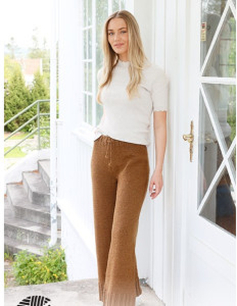 Comfy Caramel Trousers by DROPS Design - Byxor Stickmnster str. S - X - Medium