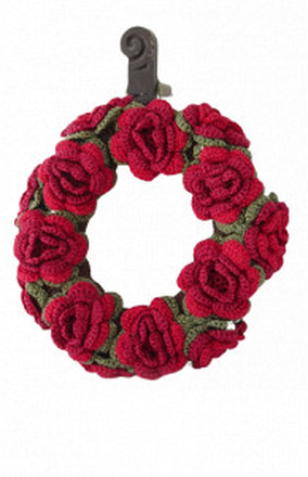 Christmas in Bloom by DROPS Design - Julkrans med blommor Virkmnster - Julekrans - 22 cm