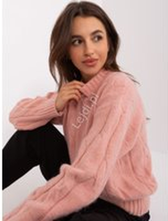 Miękki jasno różowy sweter z warkoczami