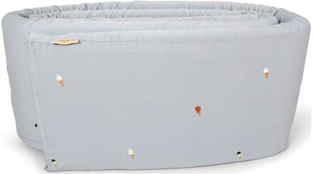 Bed Bumper – Embroidered Cool Summer Design – Pearl Blue Baby & Maternity Baby Sleep Baby Beds & Accessories Bed Bumper Blå Filibabba*Betinget Tilbud