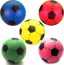 Speelgoed set van 5x stuks foam soft voetballen in 5x verschillende kleuren 20 cm