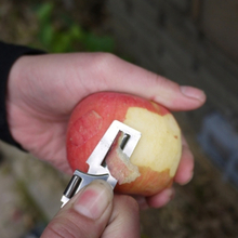 2 in 1 Multifunktions Edelstahl Obst Gemüse Doppel Peeler Dosenöffner für Dosen Mini Werkzeug mit einem Schlüsselloch Indoor Outdoor