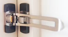 Designad dörrspärr SafeE för utåtgående dörrar - Mattkrom