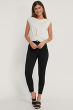 NA-KD Skinny jeans med rå nederkant och hög midja - Black