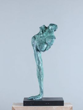 Bronzen beeld abstract On Hand op hardstenen voet