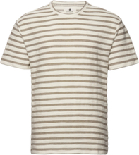 Akkikki S/S Structure Stripe Tops T-Kortærmet Skjorte Cream Anerkjendt