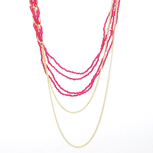 Flerradigt rosa halsband med mindre guldpläterade kedjor och stora silverpläterade öglor