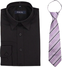 Svart skjorte med lilla slips