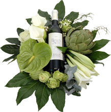 Luxe bloemstuk met fles wijn naar keuze