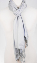 Lichtgrijze pashmina sjaal