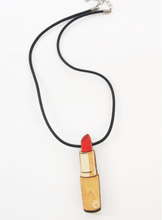 halsketting met uit hout gesneden rode lippenstift hanger