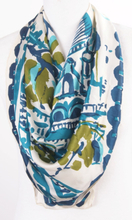 Ivoorkleurige satijnen sjaal met landschap print