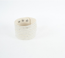 Ivoorkleurige suédine armband met zilverkleurige studs