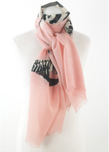 Zalmroze wollen sjaal met print van zebra&apos;s