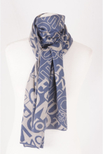 Denimblauw met taupe-grijs gebreide sjaal met letter-dessin
