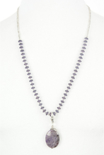 Zilverkleurige halsketting met paarse glaskralen