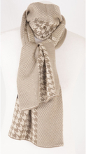 Taupe - beige gebreide sjaal met verschillende patroonvlakken