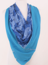 Turquoise - blauwe voile sjaal met gebloemd middenstuk