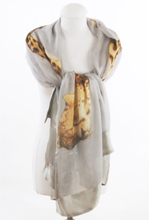 Stroke sjaal in grijs met luipaard fotoprint