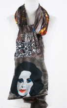 Donkerbruine zijden sjaal met patchwork print