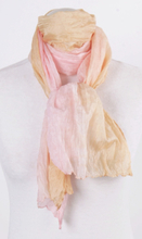 Crushed zijden sjaal met kleurverloop in abrikoos en roze