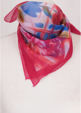 Vierkante donker-roze crêpe voile sjaal met bloempatroon
