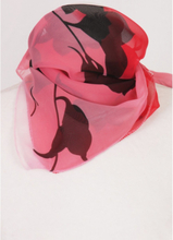 Roze crêpe voile sjaal met bloemenprint