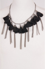 Dark silvertone halsketting met stoffen bloemblaadjes