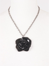 Donker metalen ketting met zwarte roos