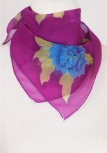 Paarse crêpe voile sjaal met een Japans bloemdesign