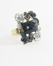 koperen ring met zwarte steen met bloemornamenten