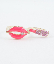 Goudkleurige twee-vinger ring met roze lippen en lippenstift
