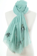 Licht gecrushte mintgroene sjaal met strass-mix decoratie
