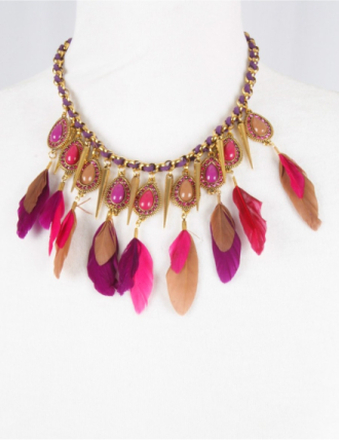 goudkleurige halsketting met fuchsia en paarse veertjes en hangers