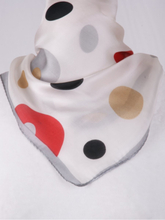 Witte satijn zijden sjaal met grafisch patroon