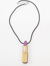 halsketting met uit houtgesneden lila lippenstift hanger