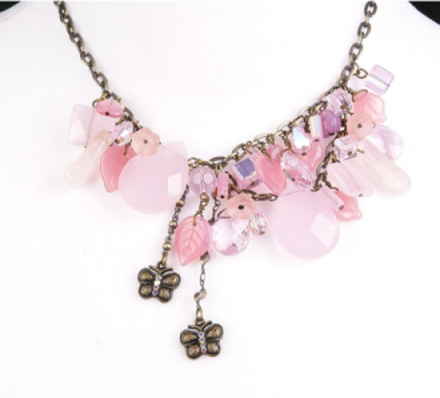 halsketting met roze glaskralen en bronskleurige vlindertjes