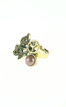 koperen ring met vlinder en oudroze parel