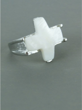zilverkleurige ring met ivoor stenen kruis