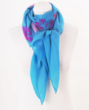 Turquoise sjaal van zachte voile met bloemenprint