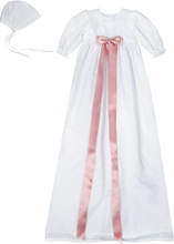 Hvit dåpskjole med rosa dåpsbånd