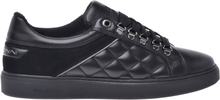 Low-top trainers in black quilted leather