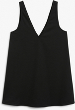 Short v-neck a-line dress - Black