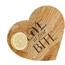 Love At First Bite Heart Shaped Board 21Cm Home Tableware Serving Dishes Serving Platters Brun Naturally Med*Betinget Tilbud