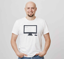 Computer met code op t-shirt