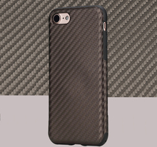 Rock Carbon Fiber iPhone 7 cover. Brun.