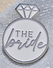 The Bride - Metall Pin/Badge i Hvit og Sølv - Hen Weekend